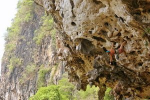 Niesamowite formacje skalne w Laosie.